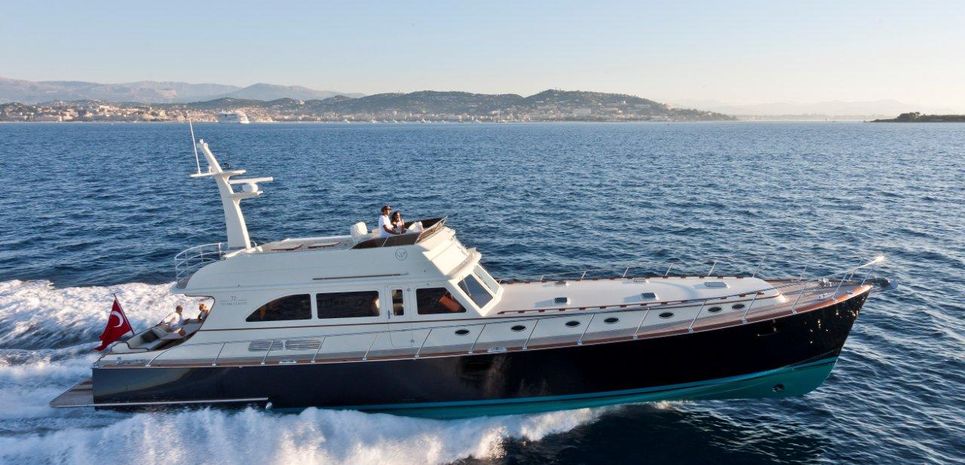 72' Flybridge Classic Charter Yacht