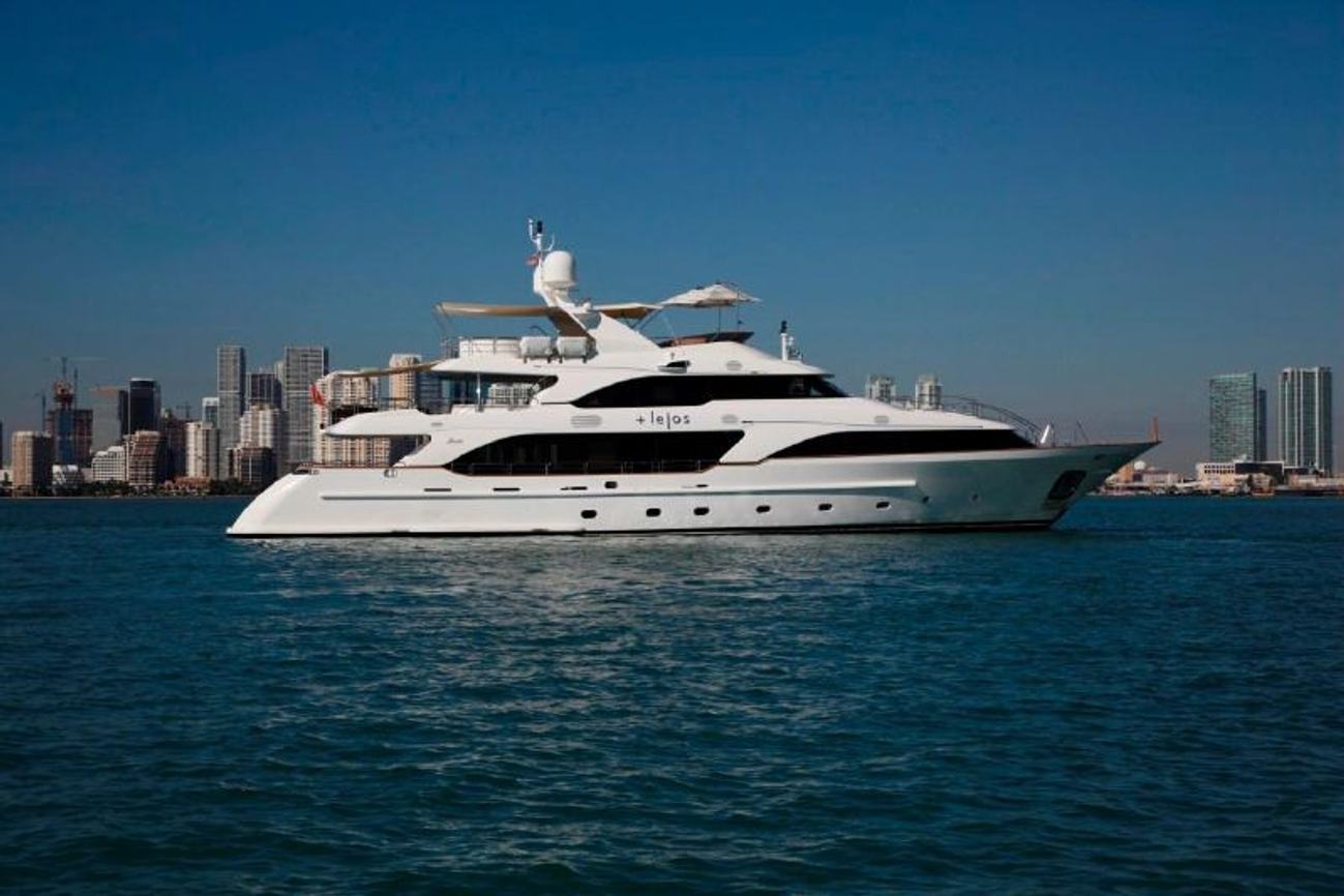 +Lejos Charter Yacht