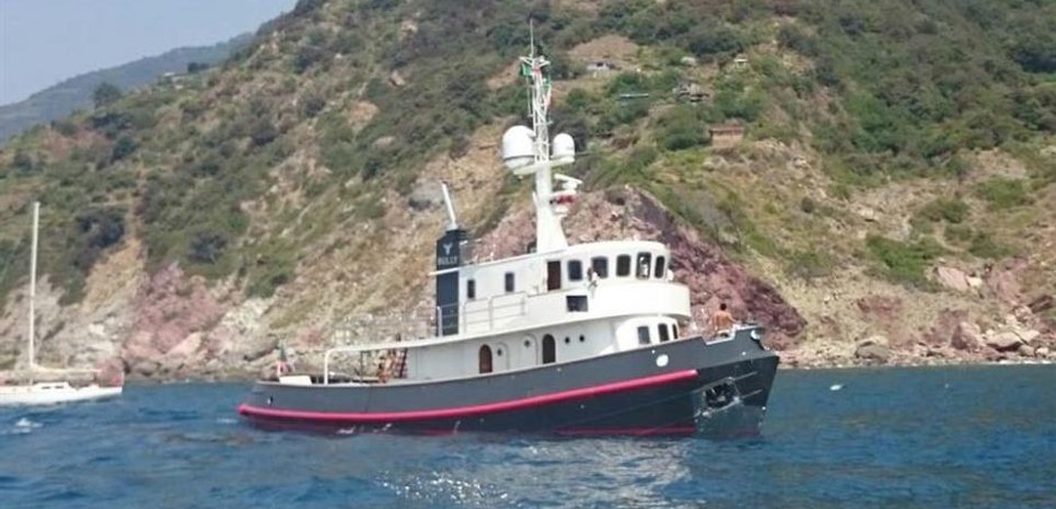 Bully Charter Yacht