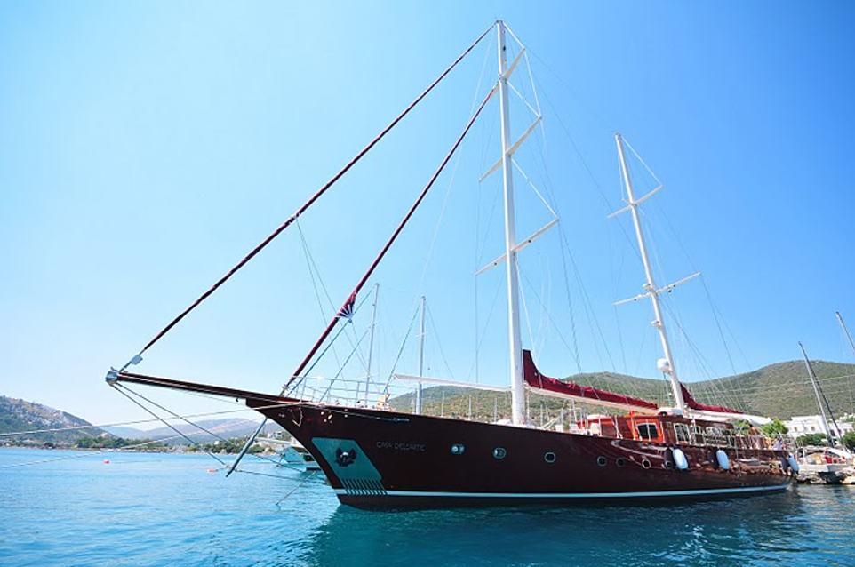 Casa Dell Arte II Charter Yacht