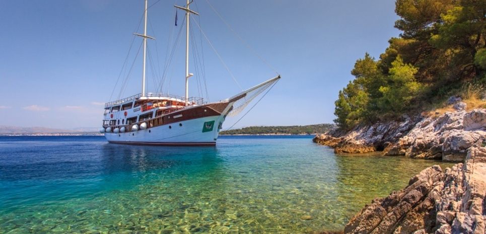 Cesarica Charter Yacht