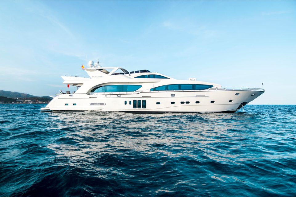D'Angleterre Charter Yacht