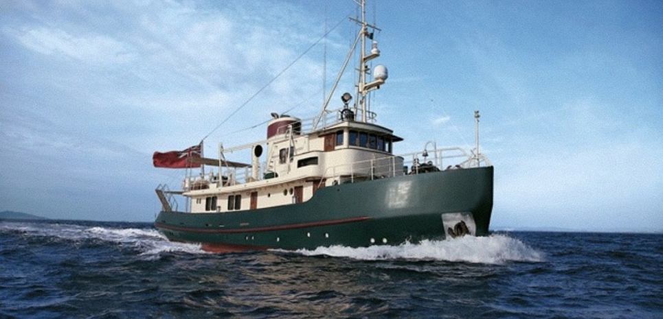 DP Monitor Charter Yacht