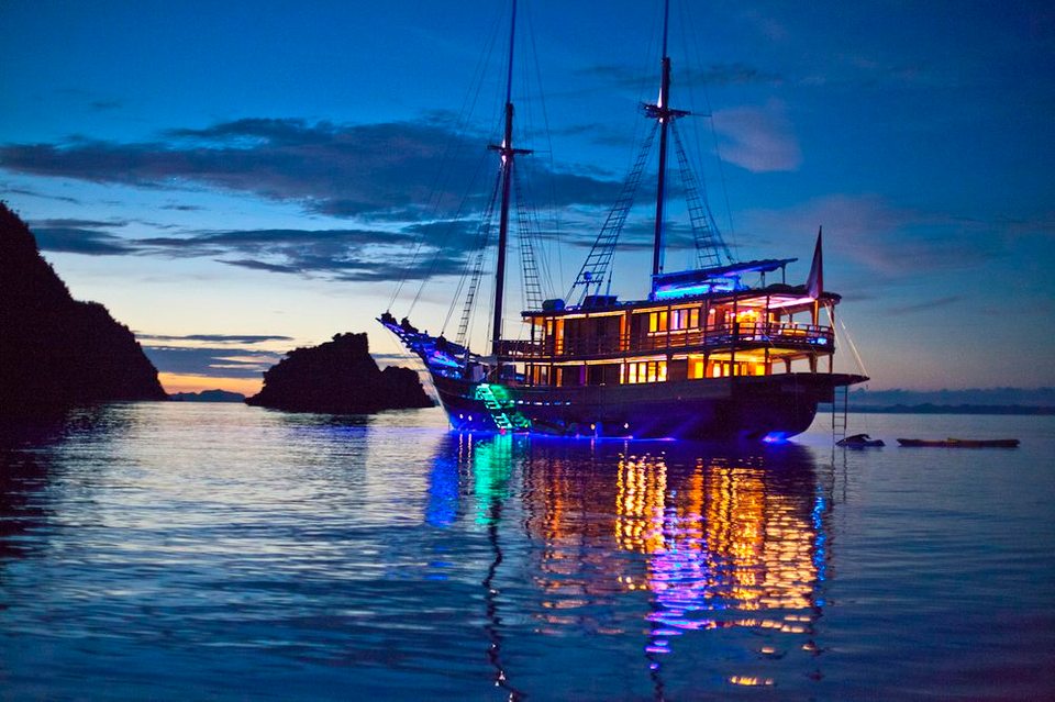 Dunia Baru Charter Yacht