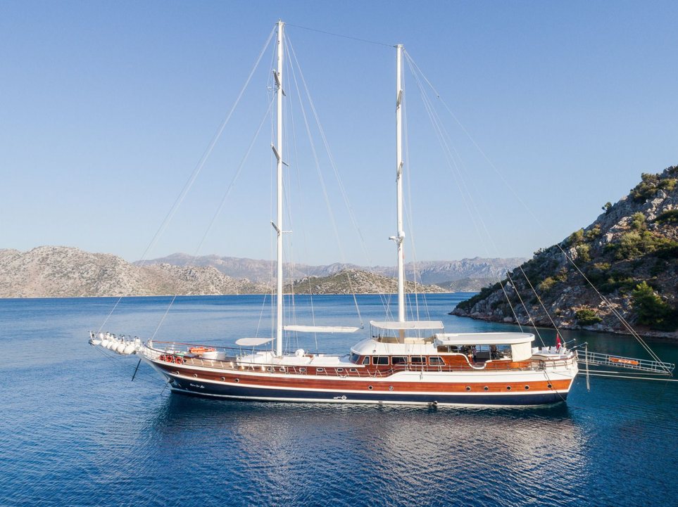 Halcon Del Mar Charter Yacht