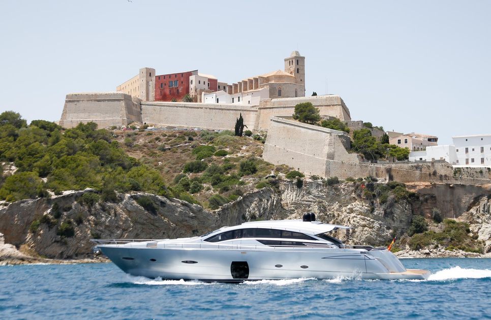Halley Charter Yacht