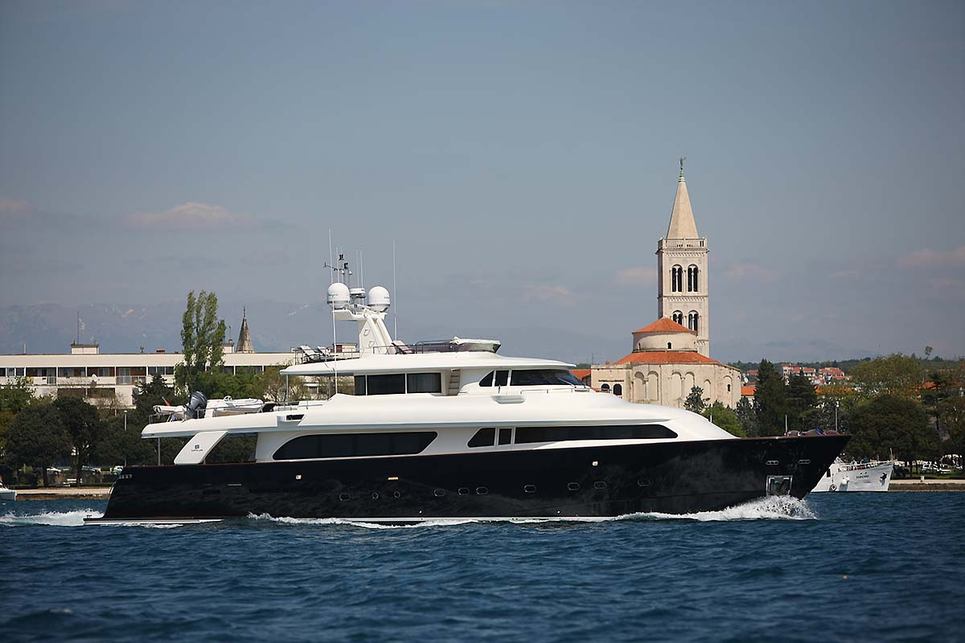 Klobuk Charter Yacht