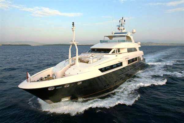 komokwa yacht charter