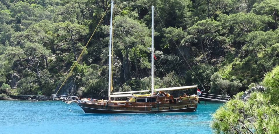 LA VICOMTESSE Charter Yacht