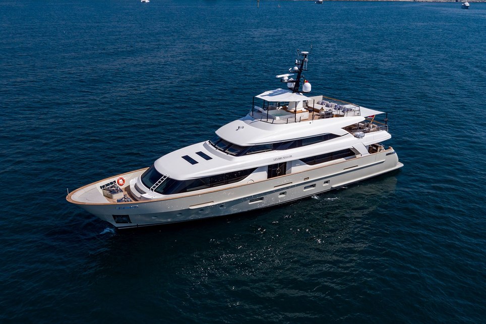 Les Bruxellois Charter Yacht