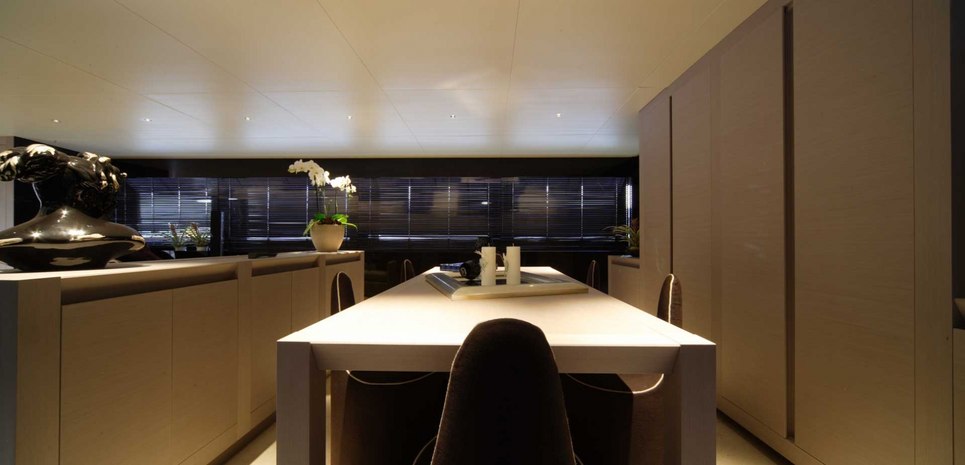 Maidomo Charter Yacht