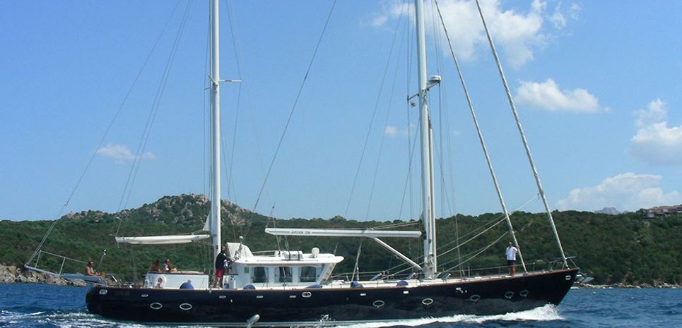 Mi Reina Charter Yacht