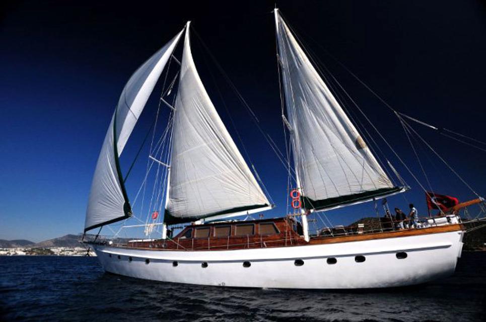 Motif Charter Yacht
