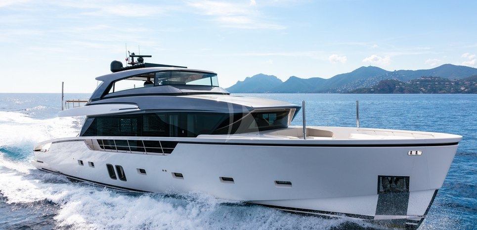 Pause of London Charter Yacht