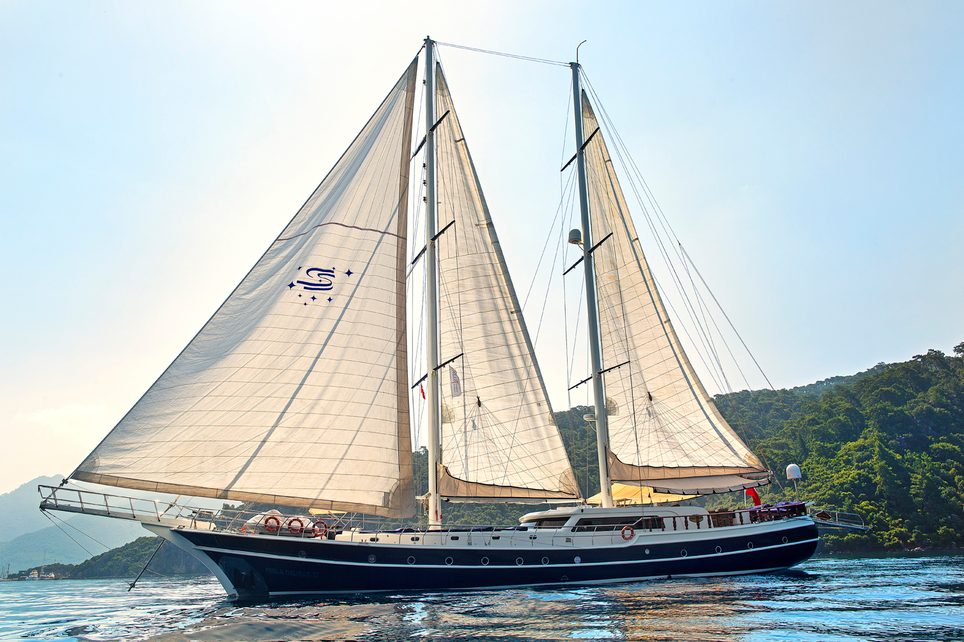 Perla Del Mar II Charter Yacht