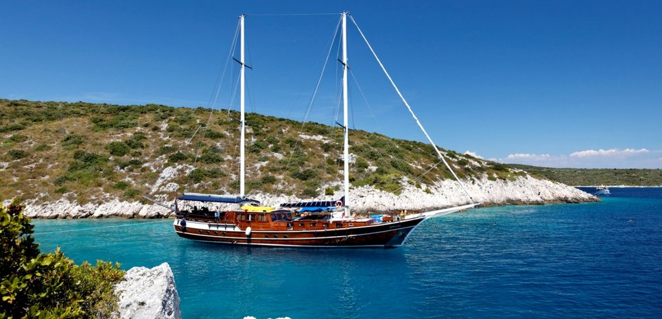 Perla Charter Yacht