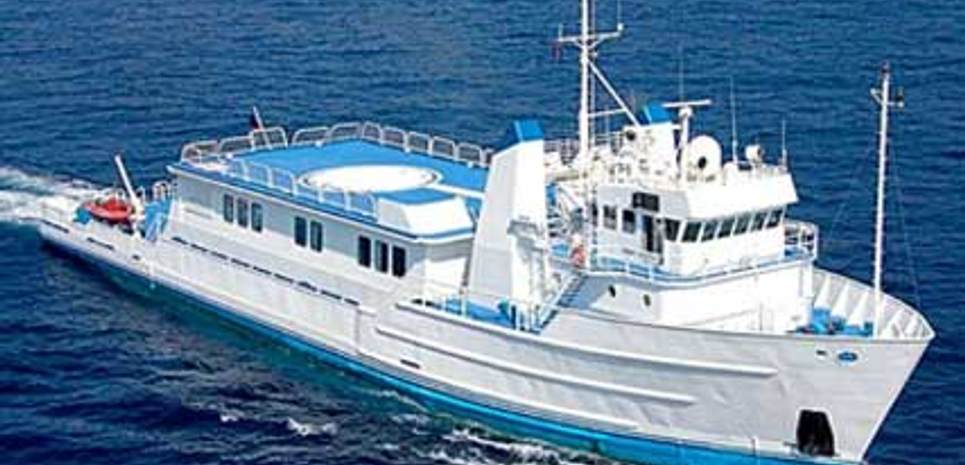 Quattroelle Shadow Charter Yacht