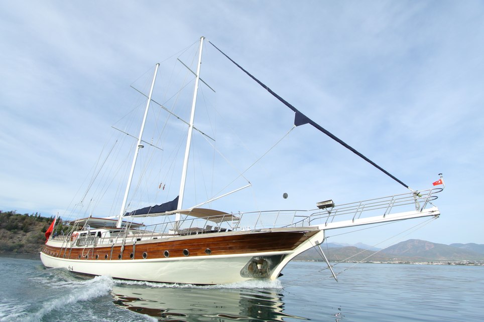 Queen Lila Charter Yacht