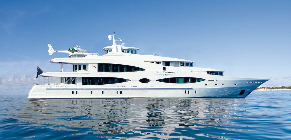 queen mavia yacht
