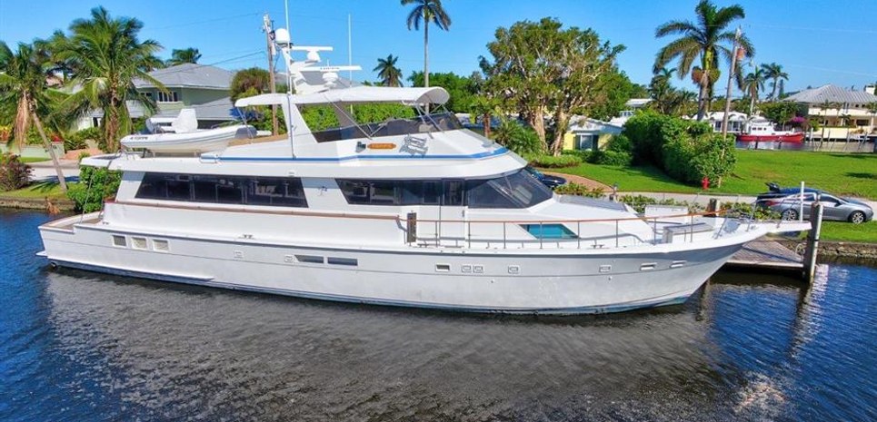 Topps Charter Yacht