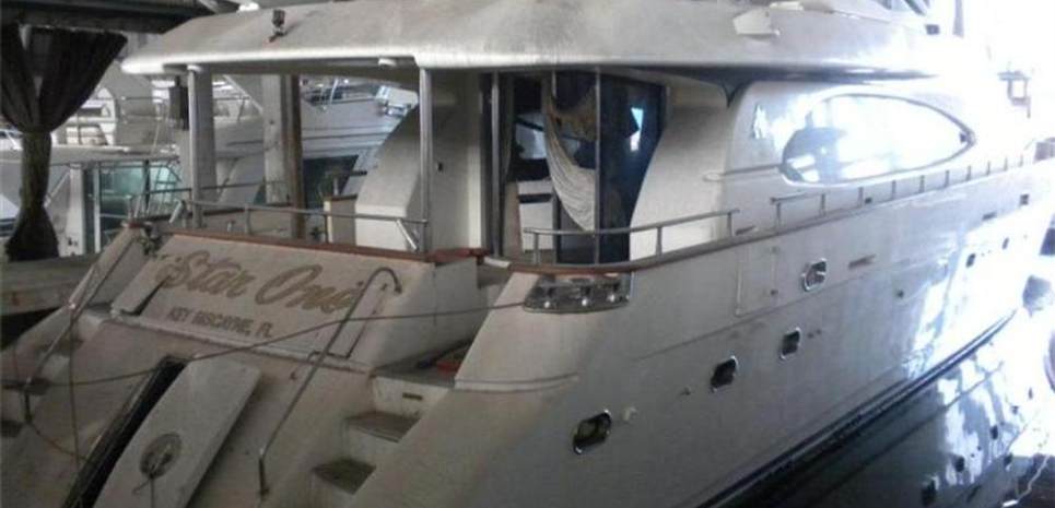 Uno Mas Charter Yacht