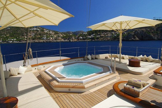 Charter Yacht NERO jacuzzi