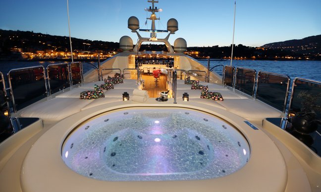 Charter Yacht Bash Stars In World S Most Luxurious Yachts