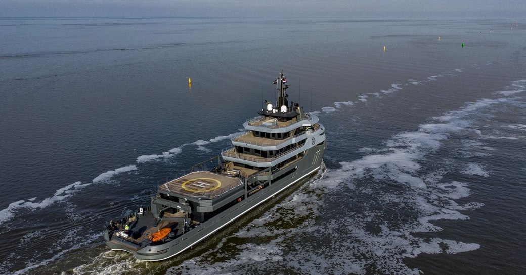 luxury yach ragnar cruising, stern shot