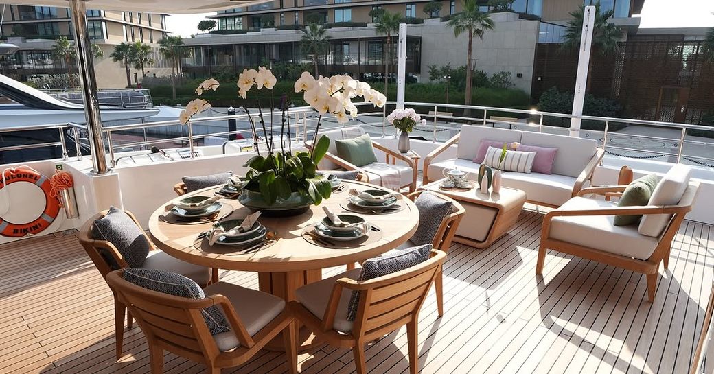 Exterior seating area onboard charter yacht GEULUNEL