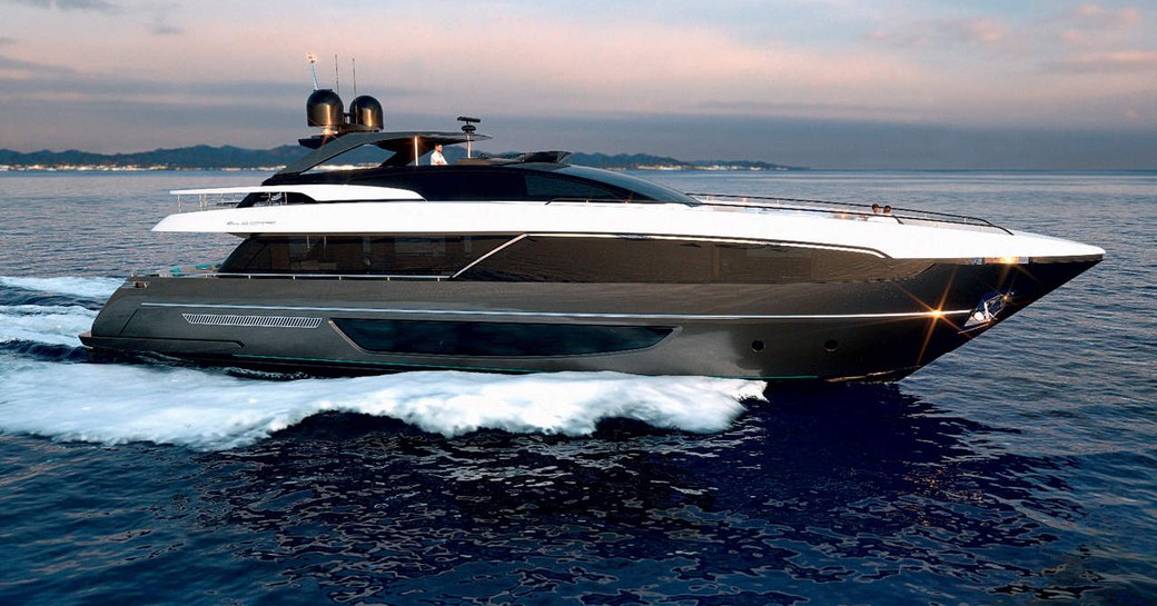 riva superyacht ruzarija underway