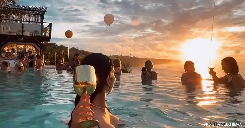 El Kabron Bali pool, sunset, people