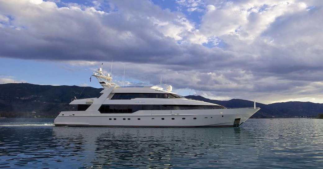 Superyacht O'LEANNA sat at-anchor