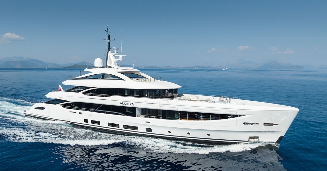 Charter Yacht Alunya cruising in French waters