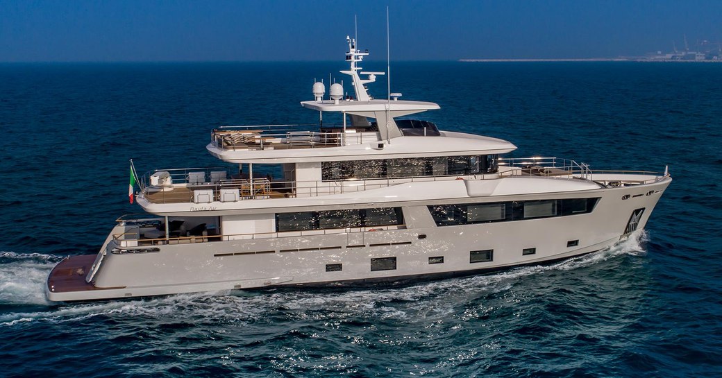 Superyacht Mimi la Sardine underway