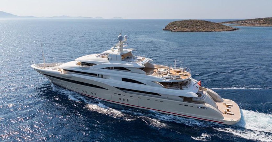 Superyacht O'PARI 3 underway