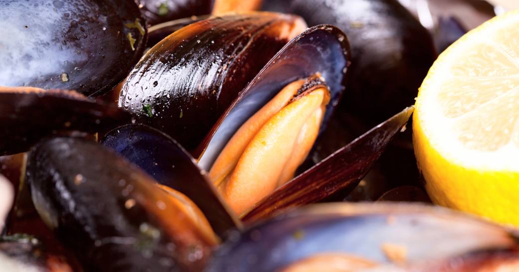 Mussels in bowl with lemon