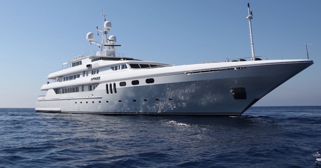 Motor yacht APOGEE underway