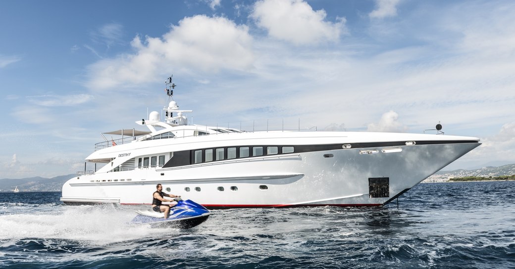 Her Destiny cruising during a South of France yacht charter