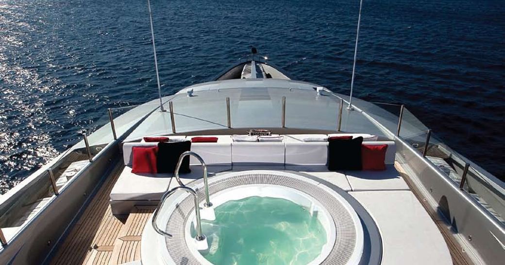 Superyacht SLIPSTREAM's deck jacuzzi