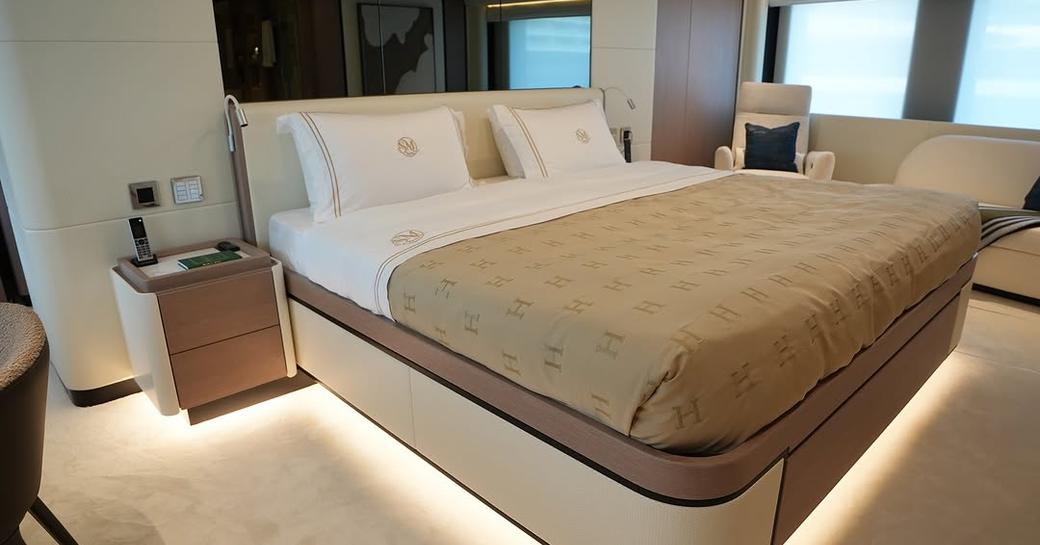Master cabin with central berth onboard charter yacht GEULUNEL