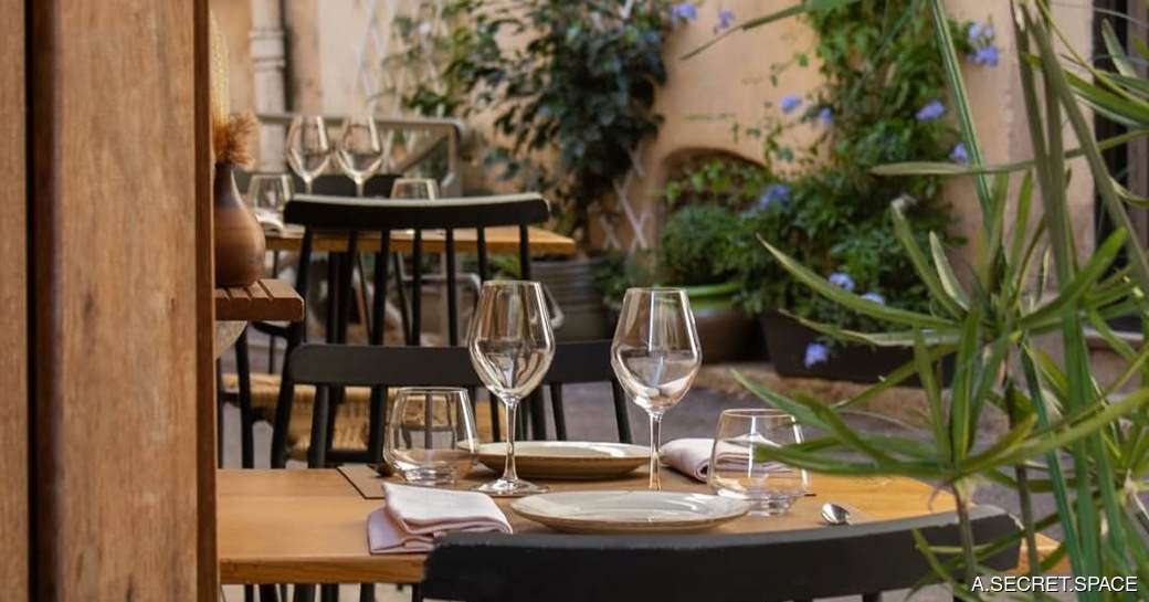 Restaurant L'Arazur Antibes outdoor dining area