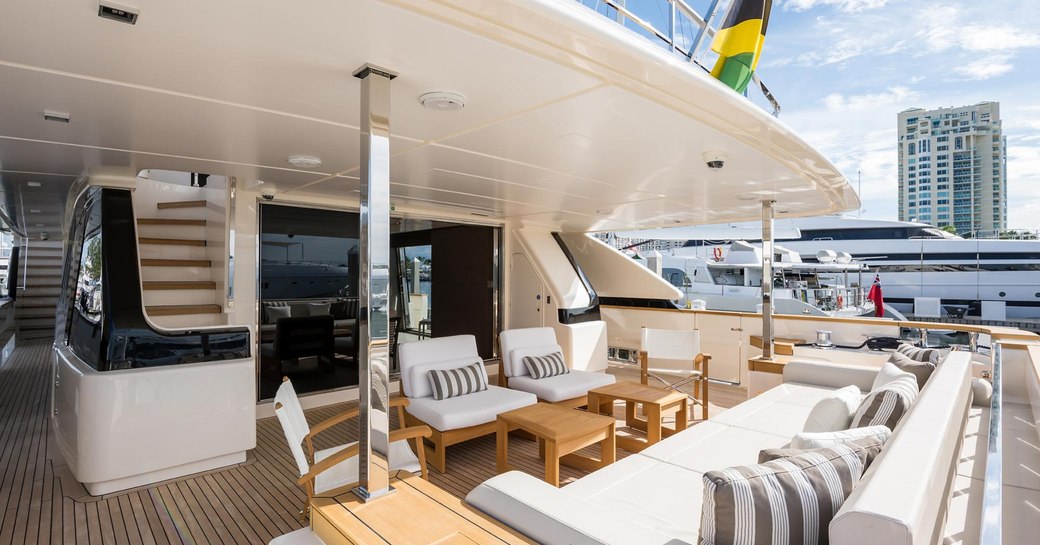 motor yacht gioia lounging area