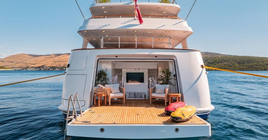 Charter yacht VICTORY beach club