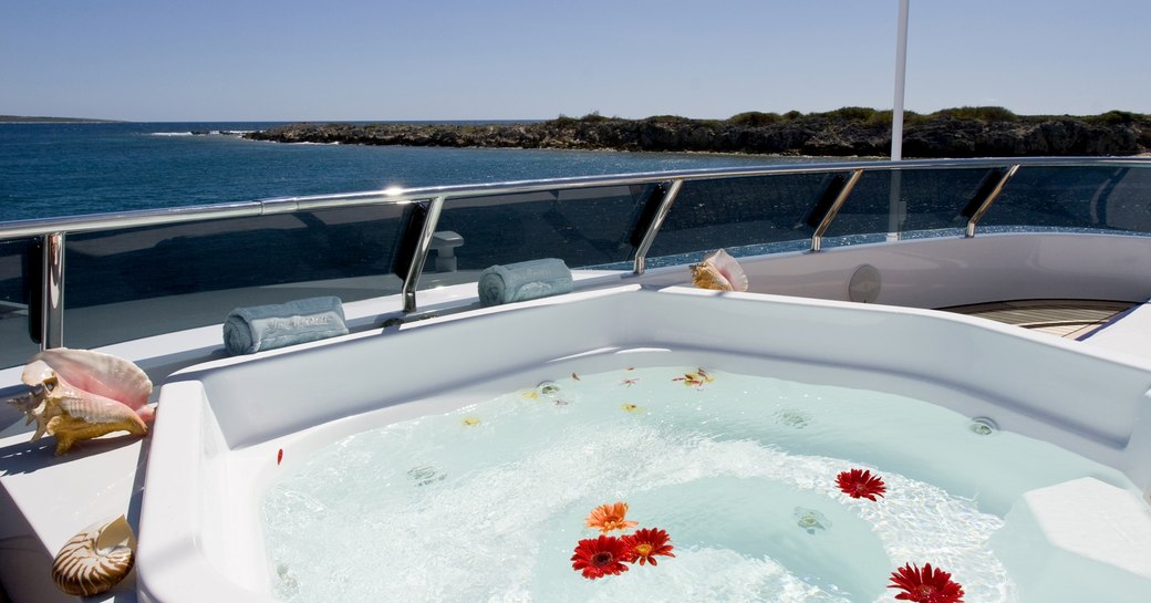 luxury motor yacht TE MANU deck Jacuzzi