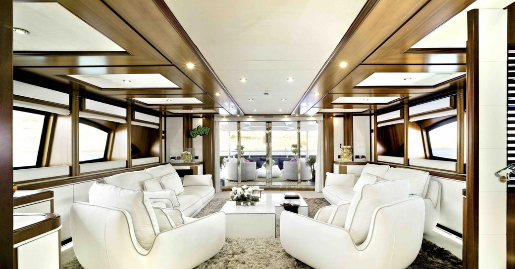 Charter yacht Bunker main salon