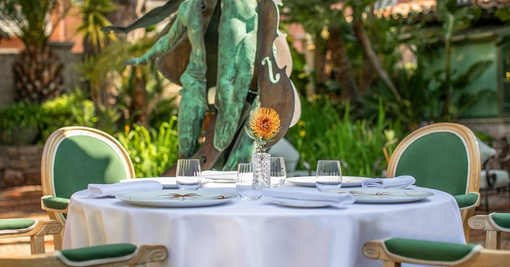 Table at l'oasis restaurant in cannes