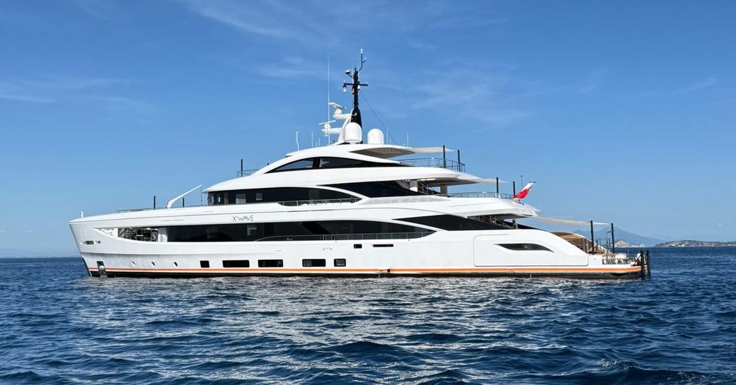 Charter yacht XWAVE at sea