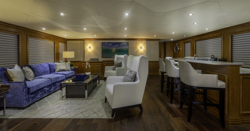 The upper salon of superyacht M3.