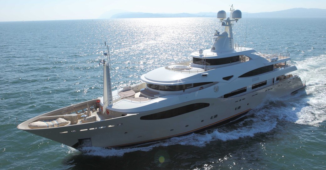 superyacht light holic underway