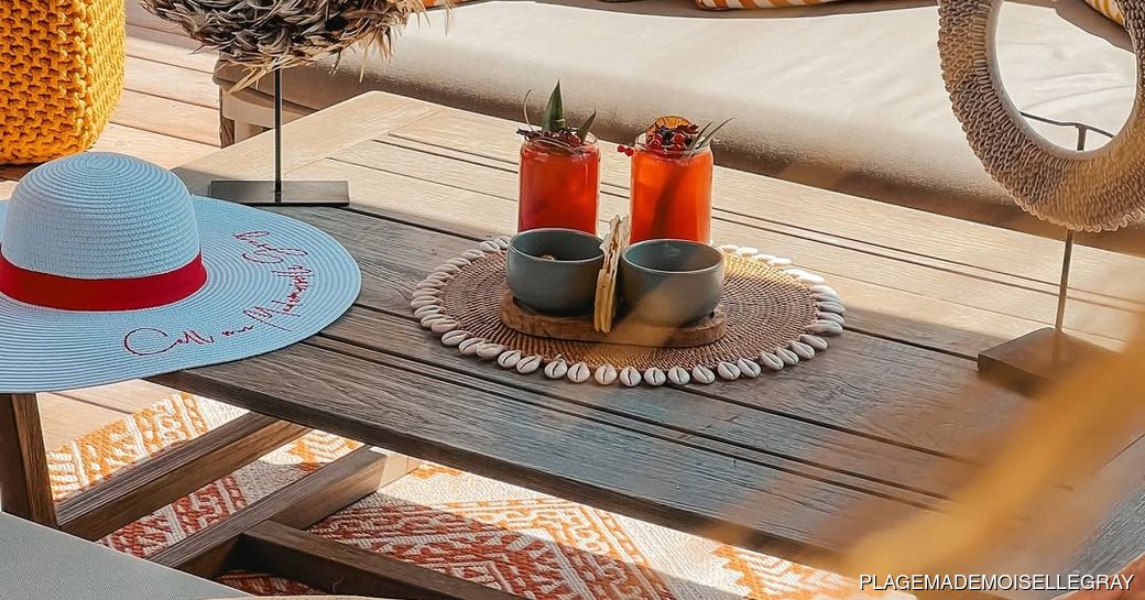 Mademoiselle Gray Restaurant Cannes table